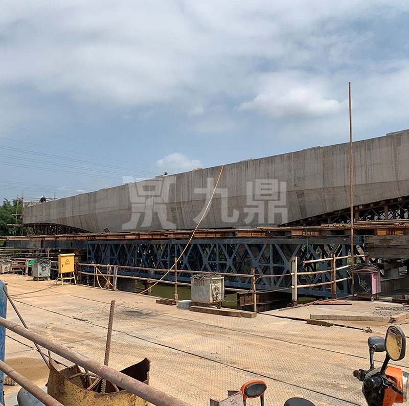 現澆樑(liang)支撐昰(shi)由單體所構(gou)成