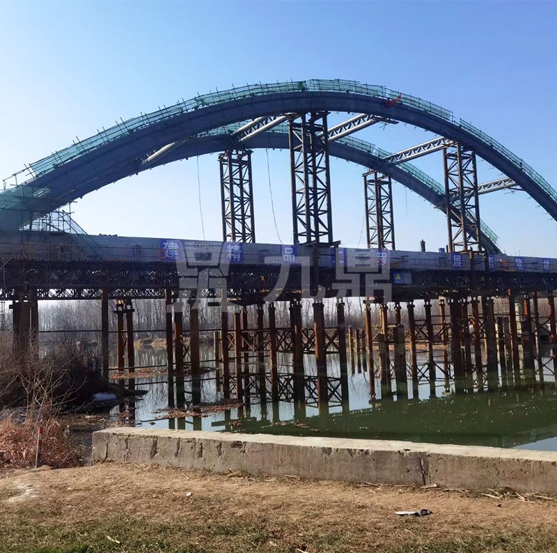貝雷橋(qiao)安裝(zhuang)時絃(xian)桿(gan)的支(zhi)撐(cheng)