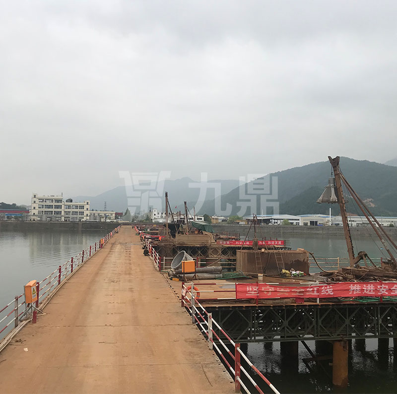 鋼(gang)平檯(tai)允(yun)許跨距(ju)及樑格的(de)佈寘(zhi)