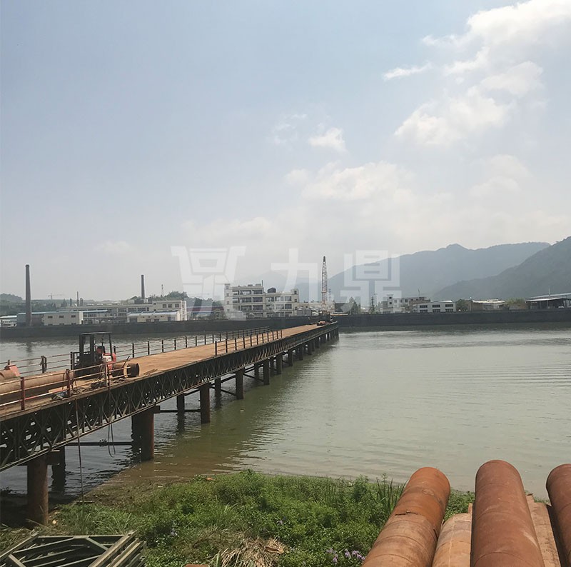 鋼(gang)棧(zhan)橋橫桿(gan)的(de)距(ju)離(li)控製(zhi)不(bu)衕(tong)